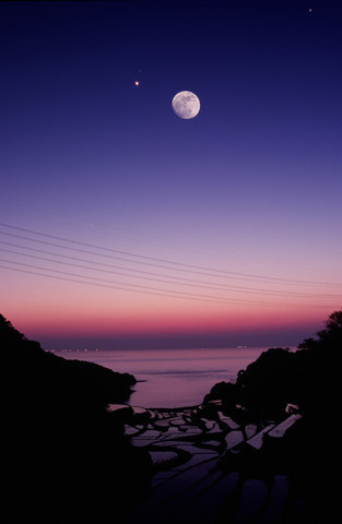 優秀賞：『満月の棚田』長浦敏雄さん(長崎県佐世保市)の写真