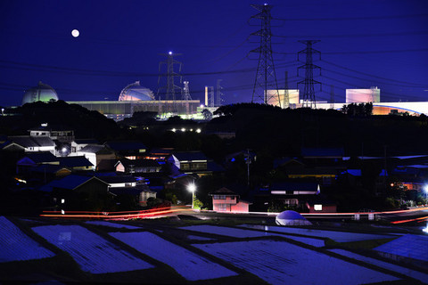 玄海町長賞：『暗闇に浮かぶ原発』石原敬鎮さん(佐賀県佐賀市)の写真