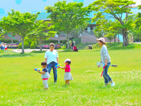 水鉄砲で元気に遊ぶ親子かな！あすぴあ公園の写真